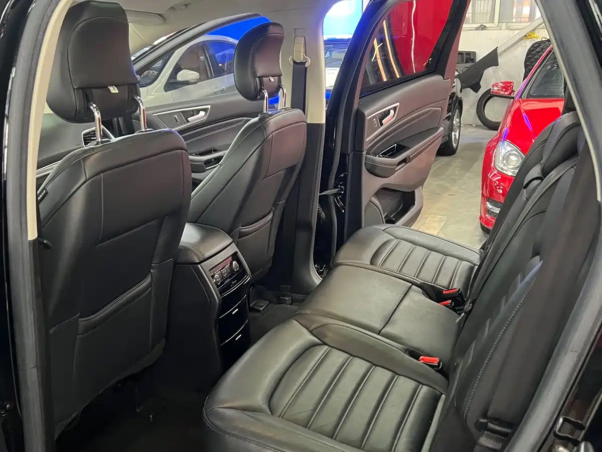 Фото 10 - Ford Edge