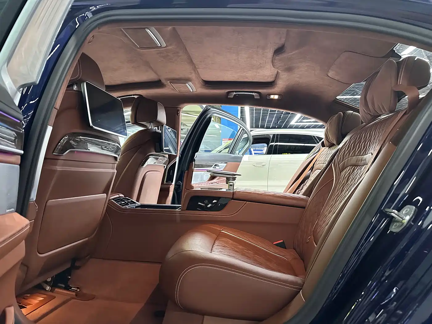 BMW 7 Series 2022 740Li xDrive Executive M Sport Package фото 9