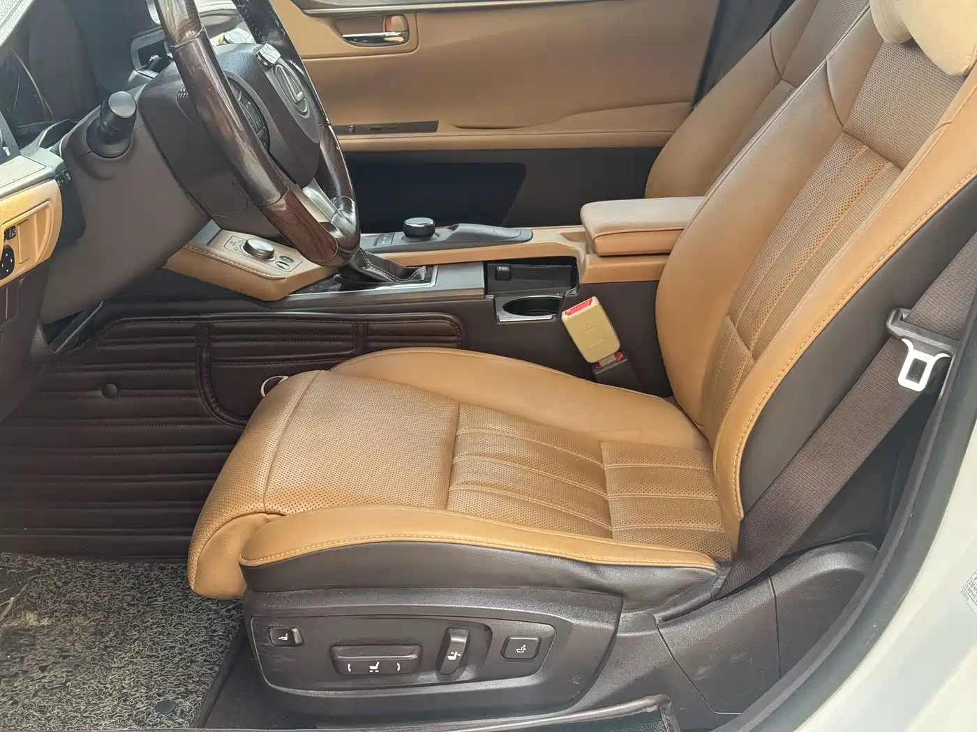 Фото 18 - Lexus ES
