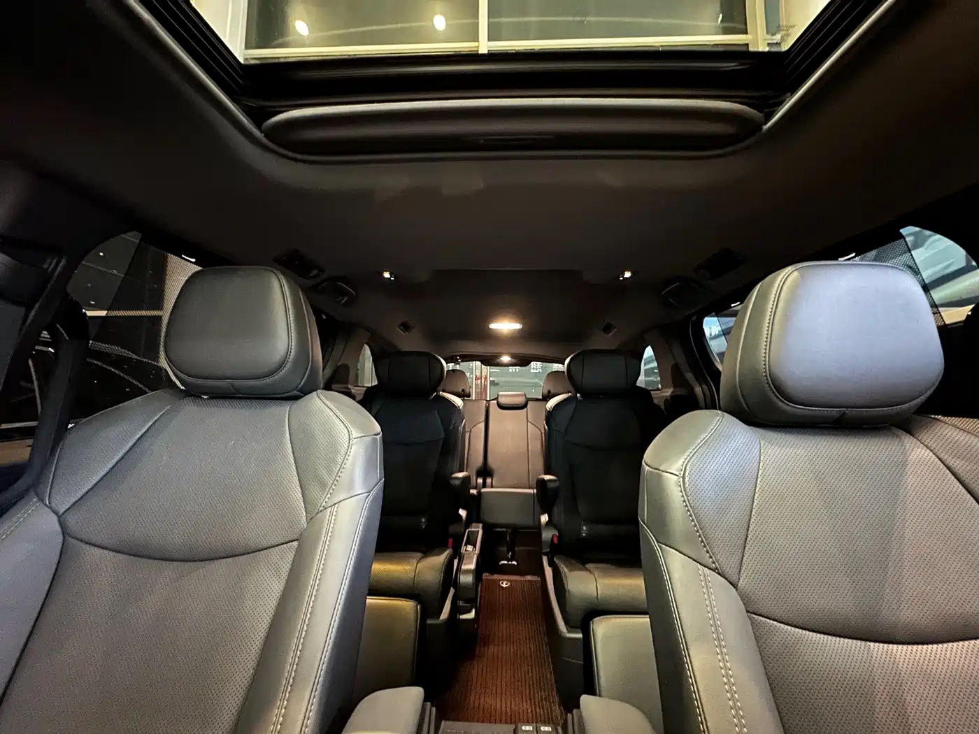 Toyota Sienna 2024 2.5L Hybrid 4WD Premium Edition фото 18