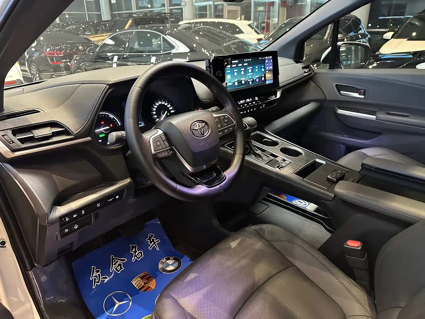 Toyota Sienna 2024 2.5L Hybrid 4WD Premium Edition фото 14