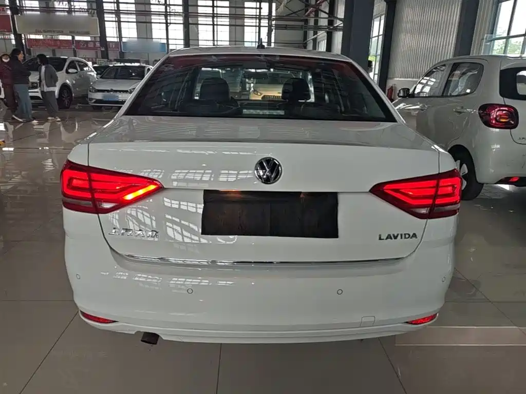 Volkswagen Lavida 2015 1.6L Automatic Comfort Edition фото 6
