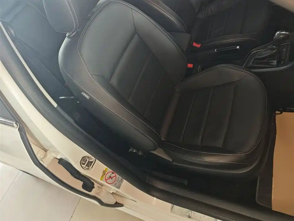 Volkswagen Lavida 2015 1.6L Automatic Comfort Edition фото 25