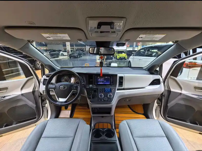 Toyota Sienna 2020 2018 Base Model