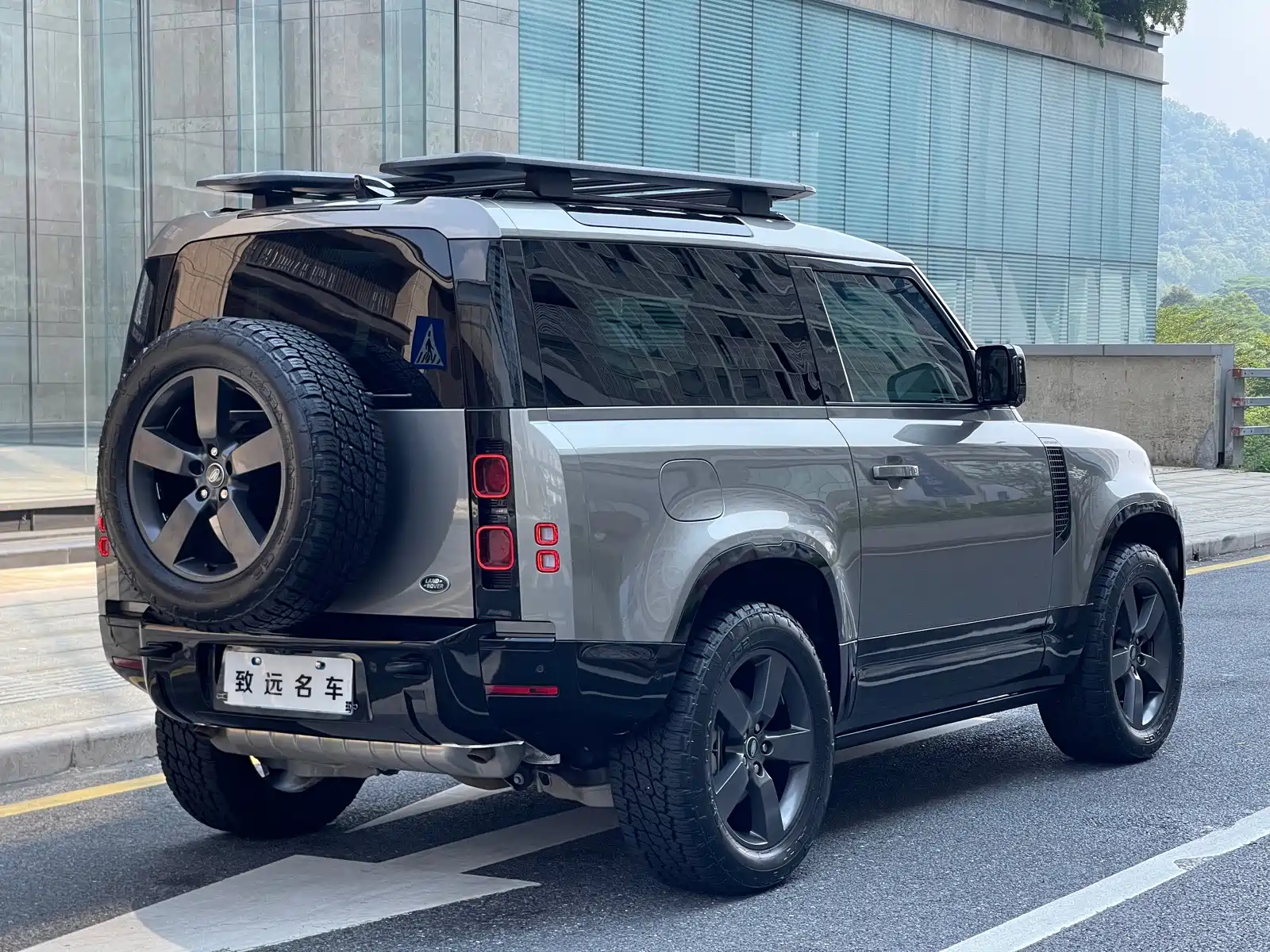 Photo 3 - Land Rover Defender