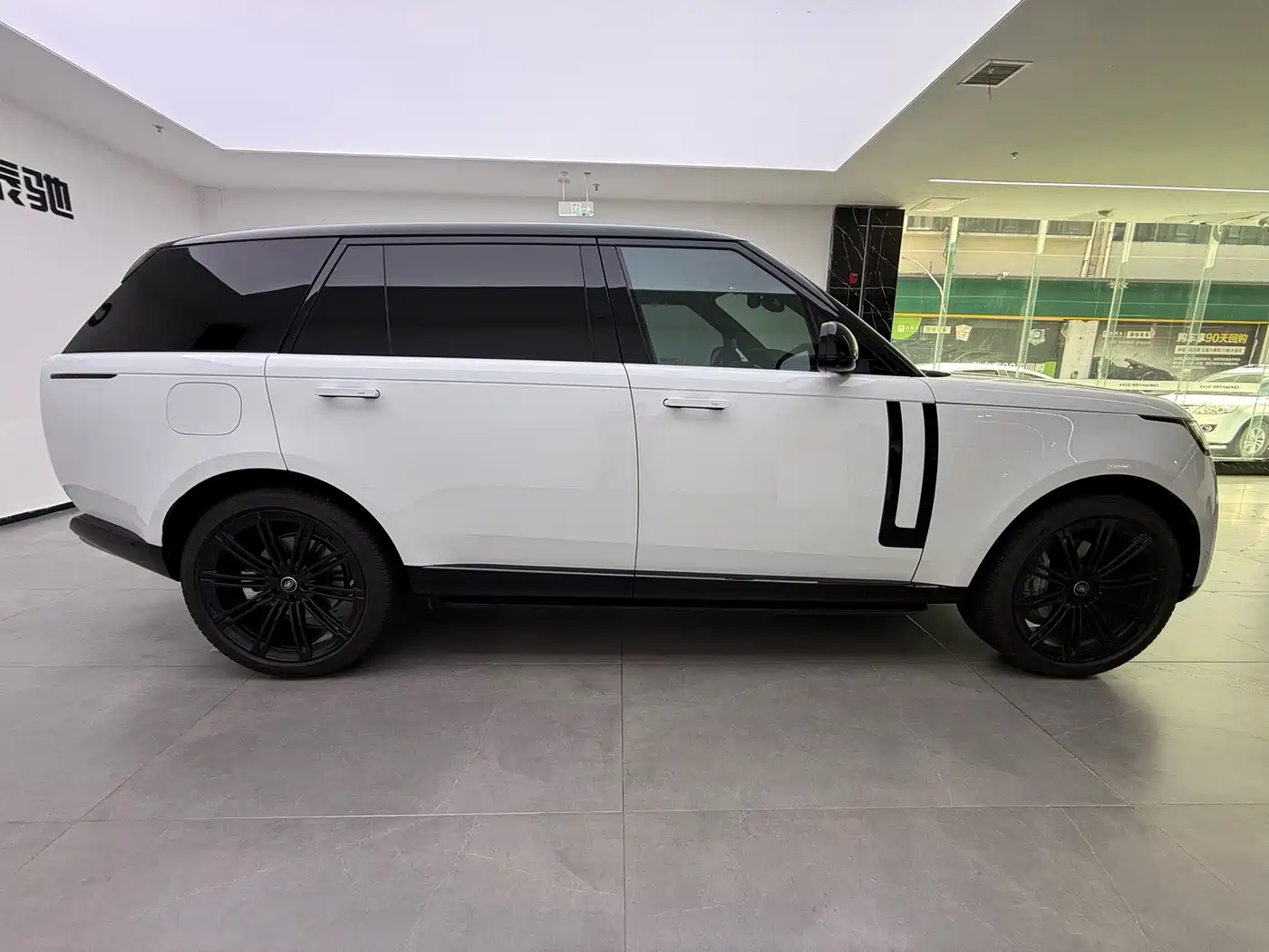 Land Rover Range Rover 2026 2025 3.0 L6 400PS Flourishing Era Extended Wheelbase