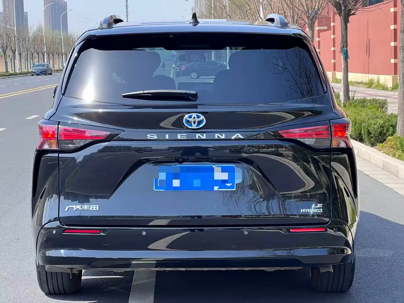 Toyota Sienna 2024 2.5L Hybrid Premium Edition фото 4