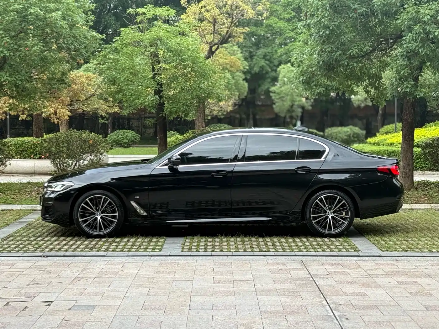 BMW 5 Series 2022 530Li Leading M Sport Package фото 10