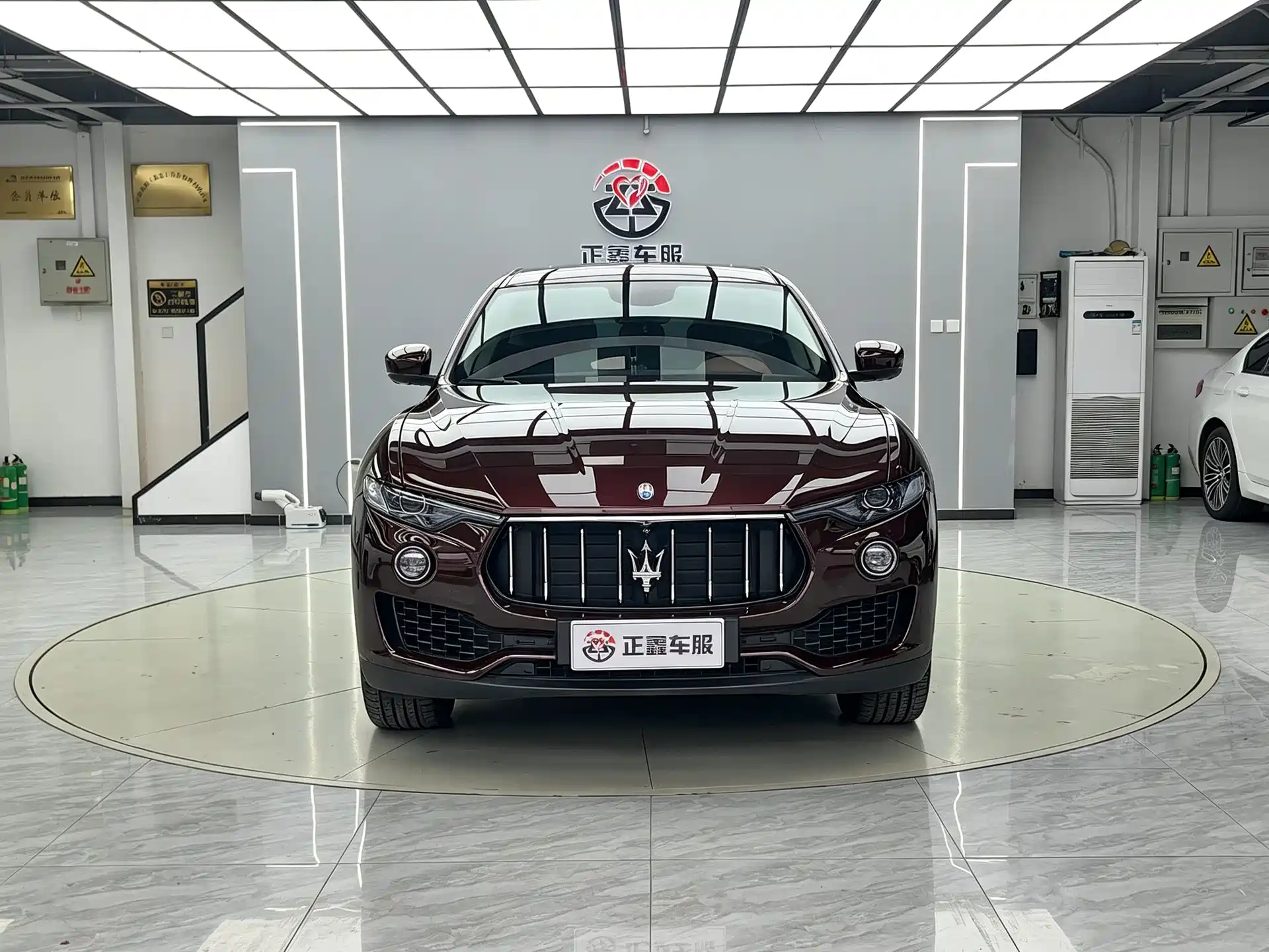 Photo 2 - Maserati Levante