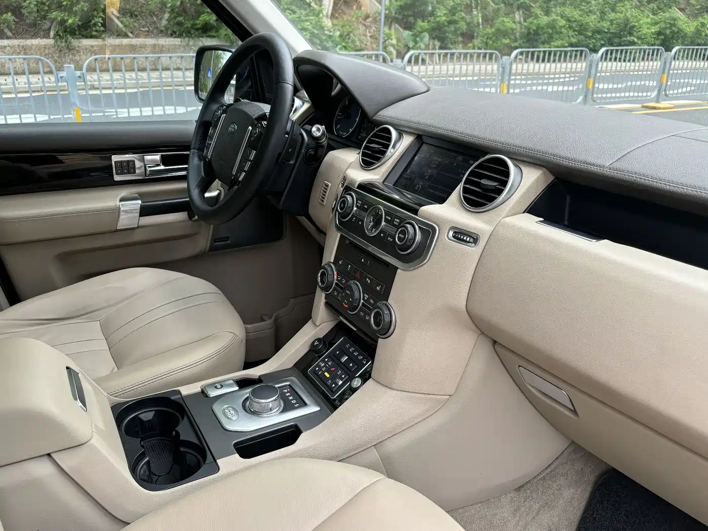 Land Rover Discovery 2013 3.0 SDV6 Black Premium Limited Edition фото 6
