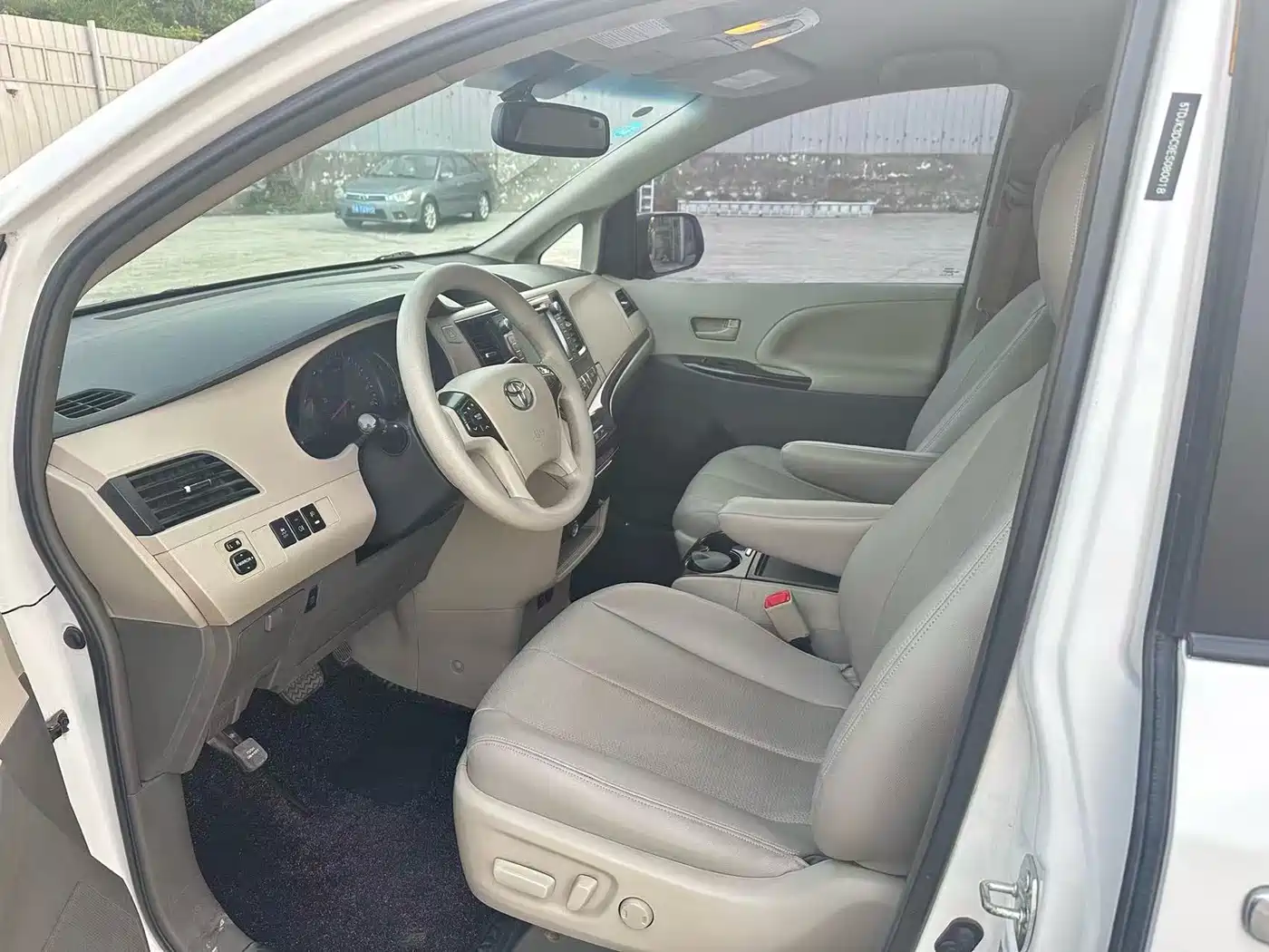 Toyota Sienna 2015 3.5L 2WD LE фото 5
