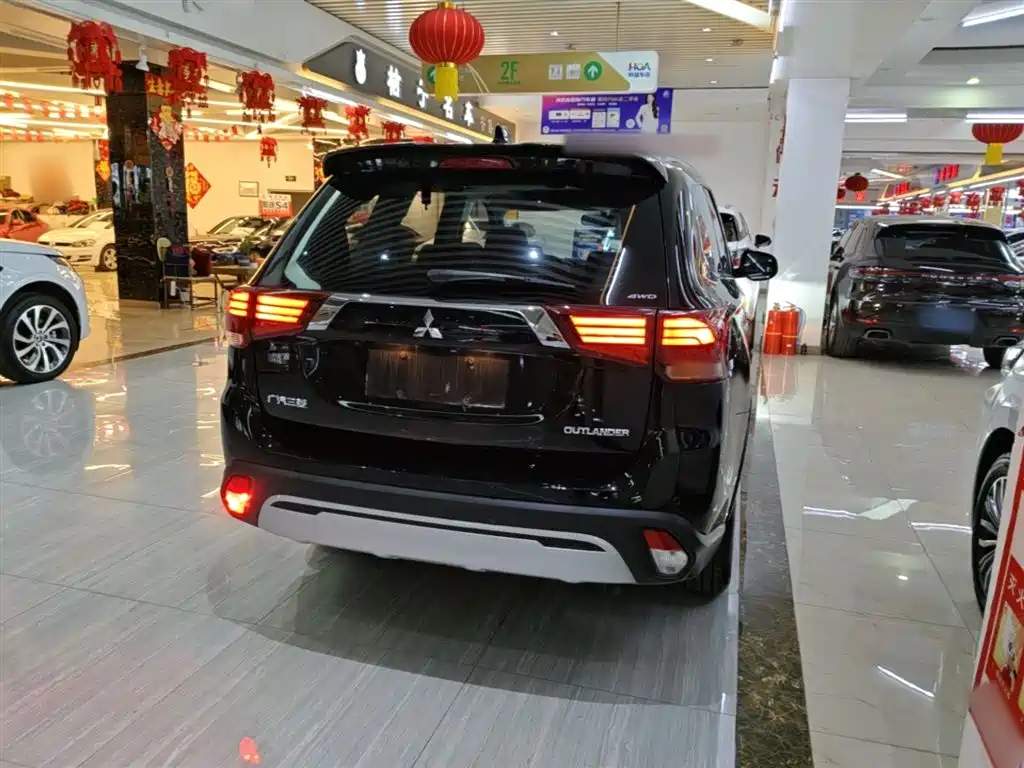 MITSUBISHI OUTLANDER