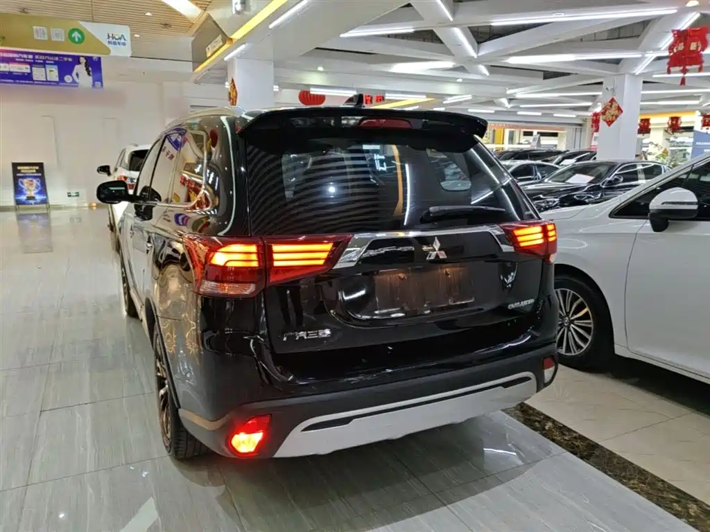 MITSUBISHI OUTLANDER