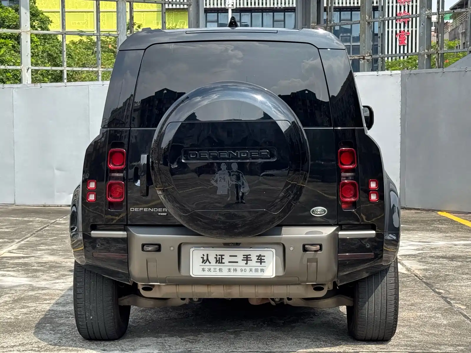 Photo 10 - Land Rover Defender