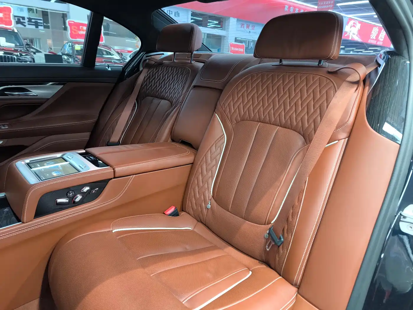 BMW 7 Series 2018 M760Li xDrive фото 17