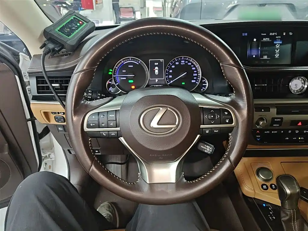 Lexus ES 2017 300h Mark Levinson Comfort Edition фото 11