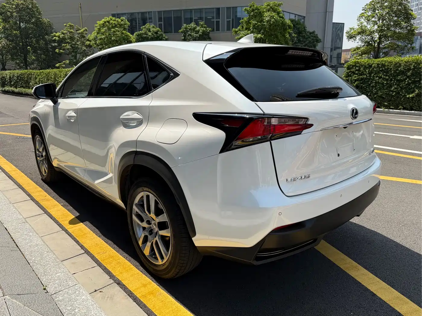 Lexus NX 2015 300h AWD F SPORT фото 7