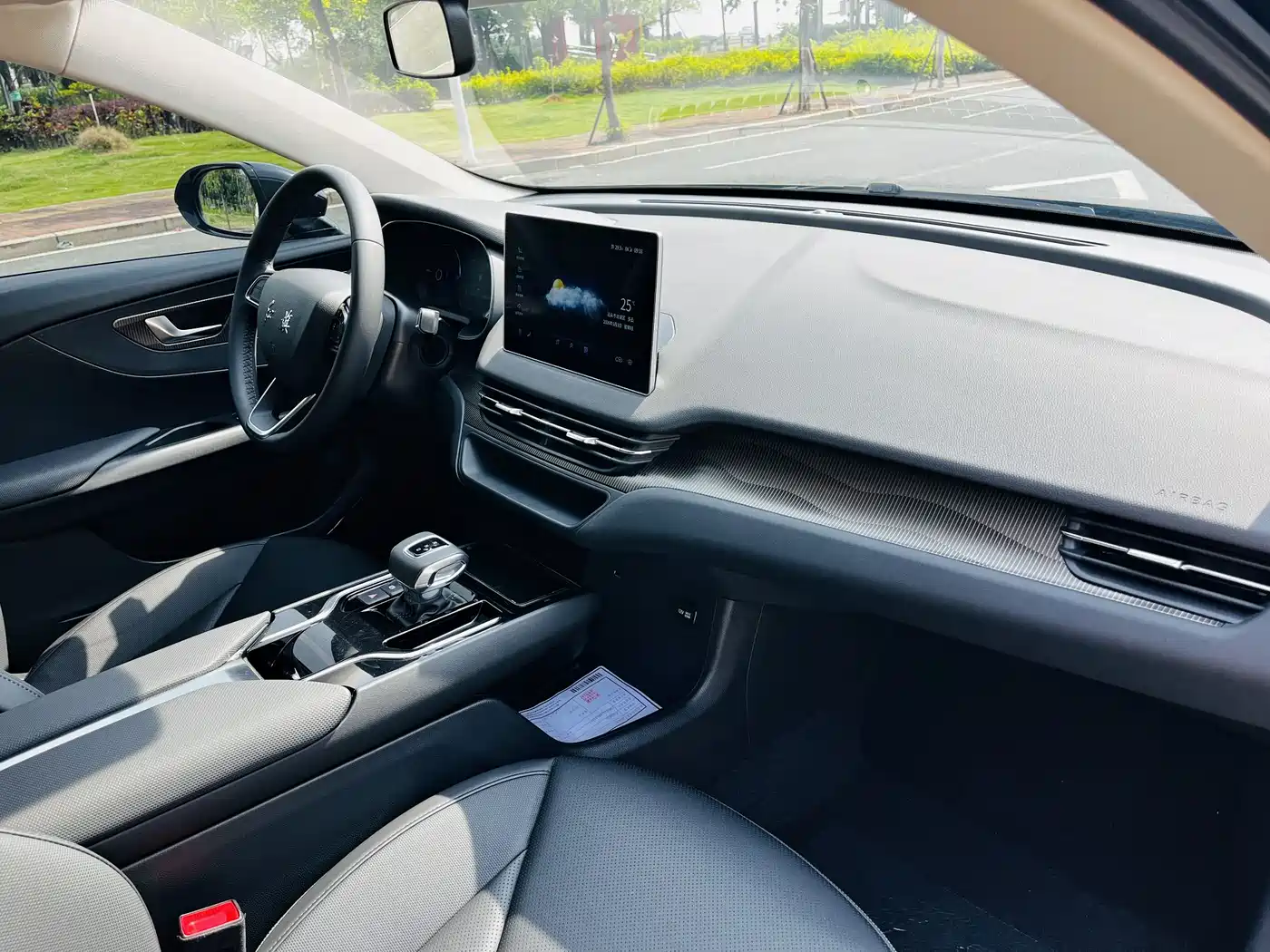 Hongqi E-QM5 2023 Facelift Basic Travel Edition фото 3
