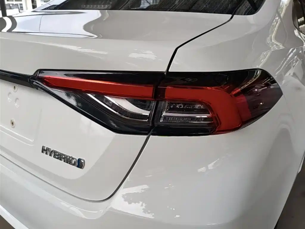 Toyota Corolla 2021 Hybrid 1.8L E-CVT Elite Edition фото 8