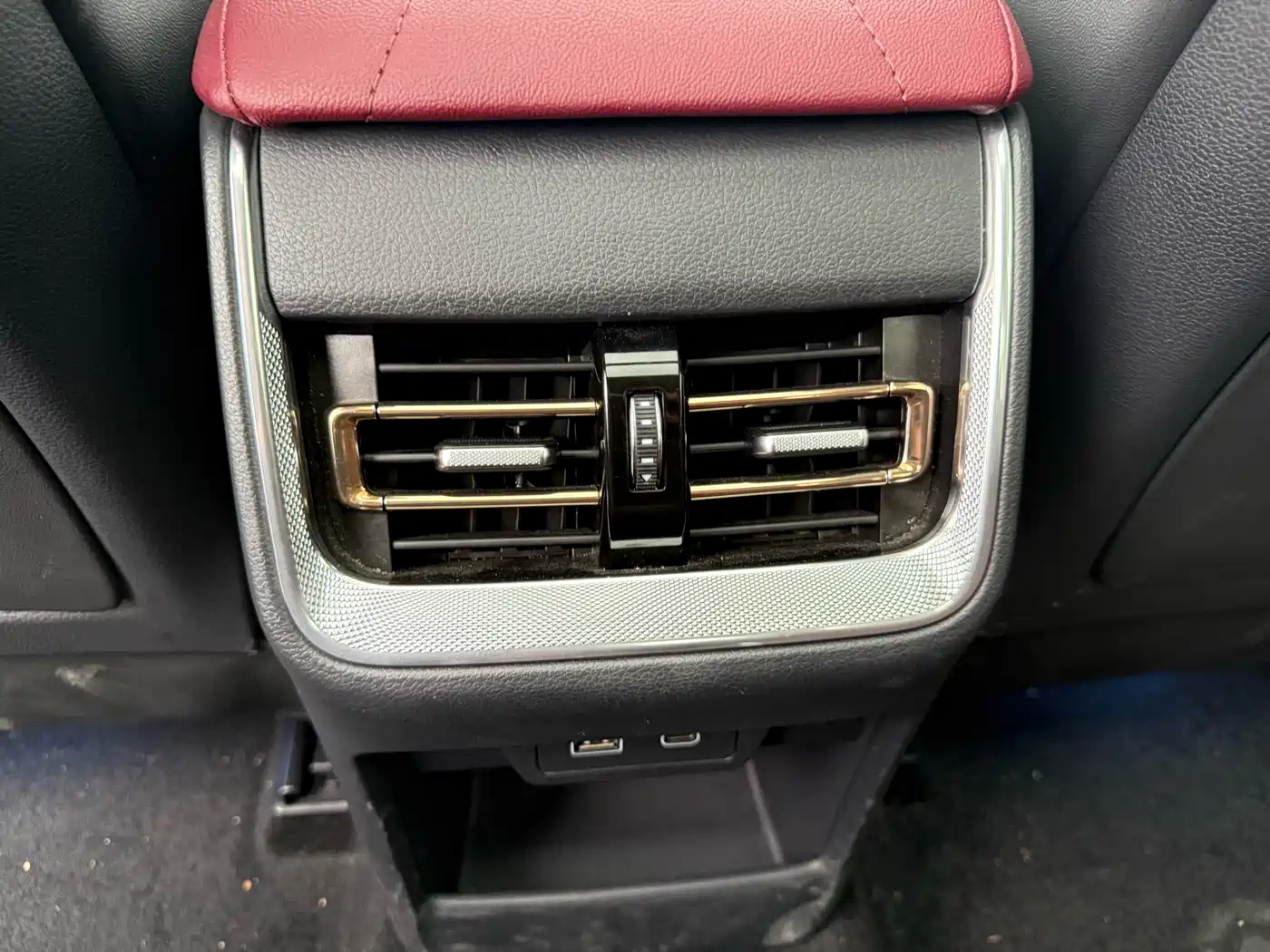 Hongqi H5 2024 2.0T Automatic Smart Connect Flag Leader Edition фото 14