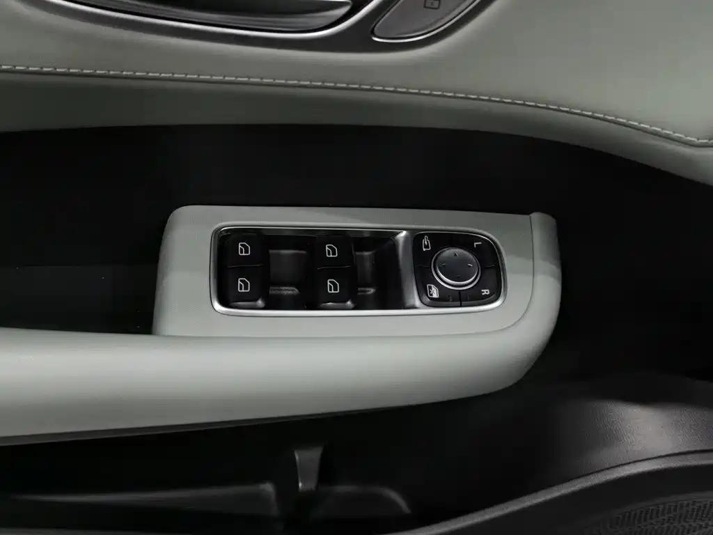 Фото 9 - Roewe D6