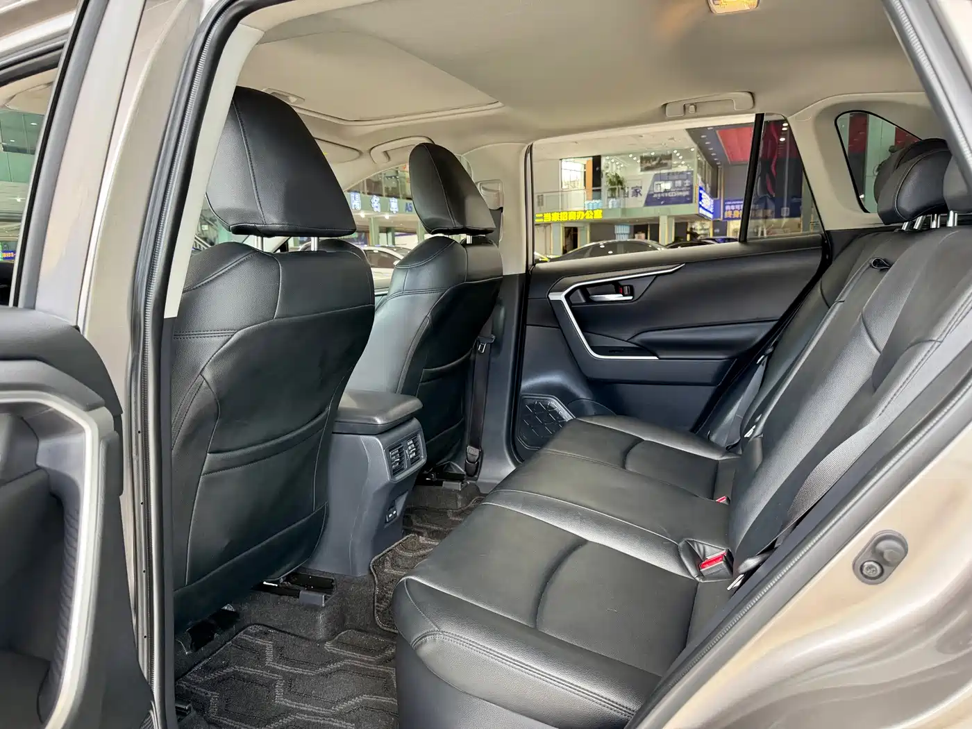 Фото 6 - Toyota RAV4