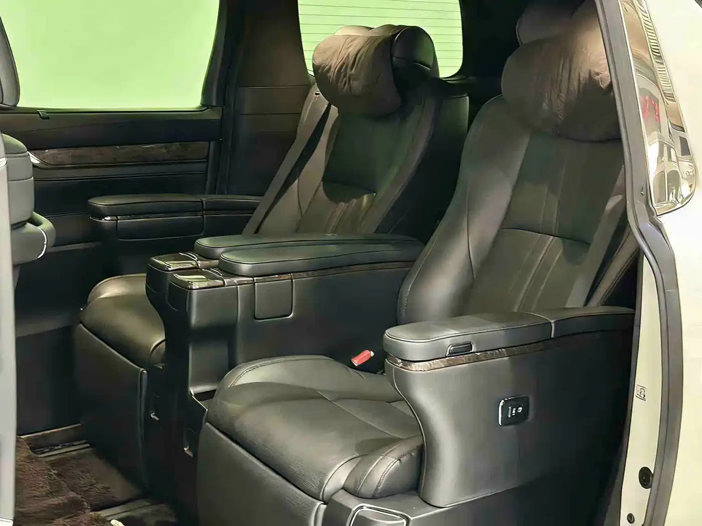 Toyota Alphard 2021 Hybrid 2.5L Premium фото 11