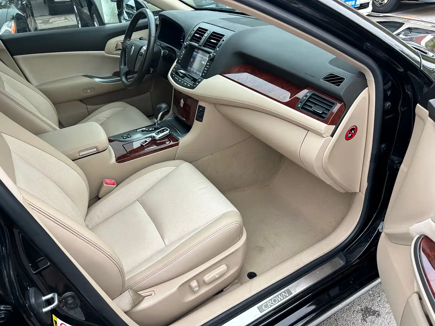Toyota Crown 2012 2.5L Royal Leather Edition фото 13