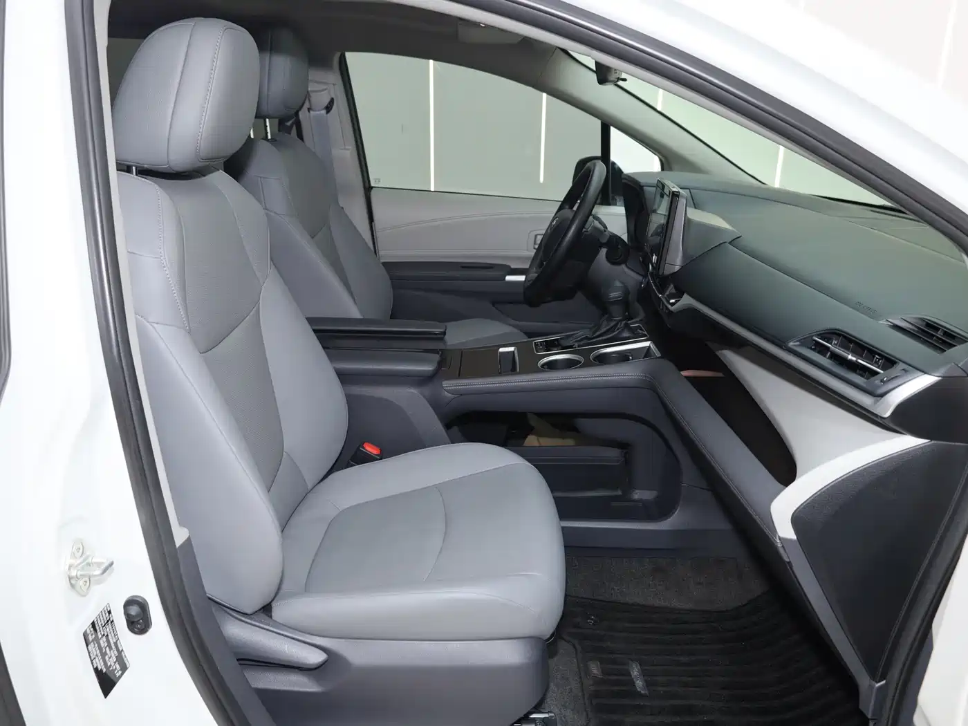 Toyota Granvia 2023 2.5L Hybrid Luxury Edition фото 19