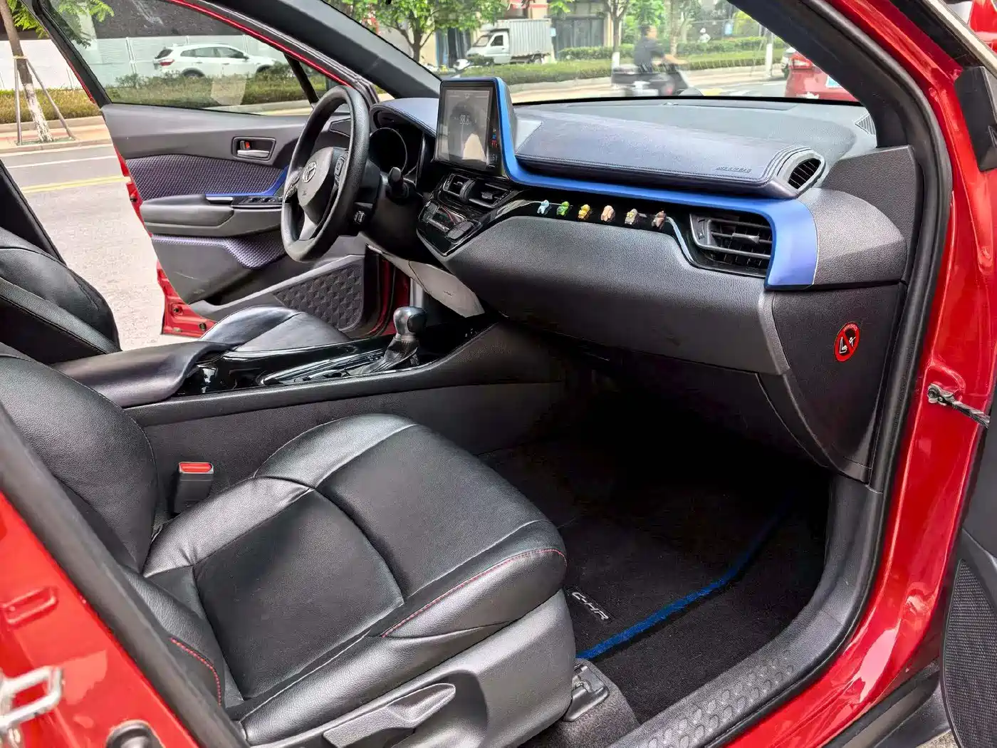 Toyota C-HR 2018 2.0L Leading Edition China V фото 8