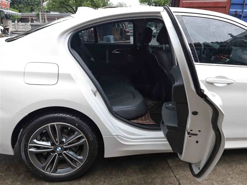 BMW 1 Series 2022 120i M Sport фото 18