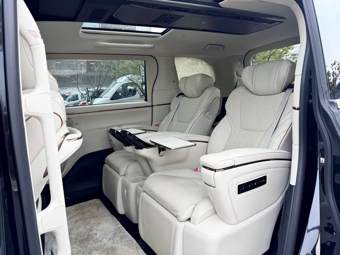 Lexus LM 2023 500h 6-Seater Prestige Edition фото 13