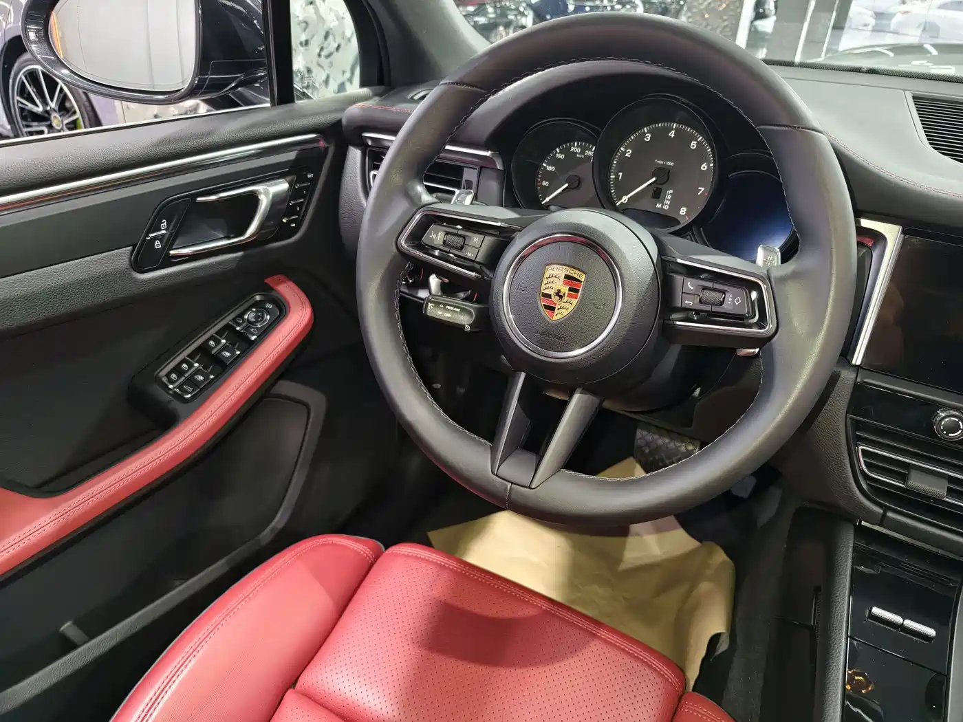 PORSCHE MACAN