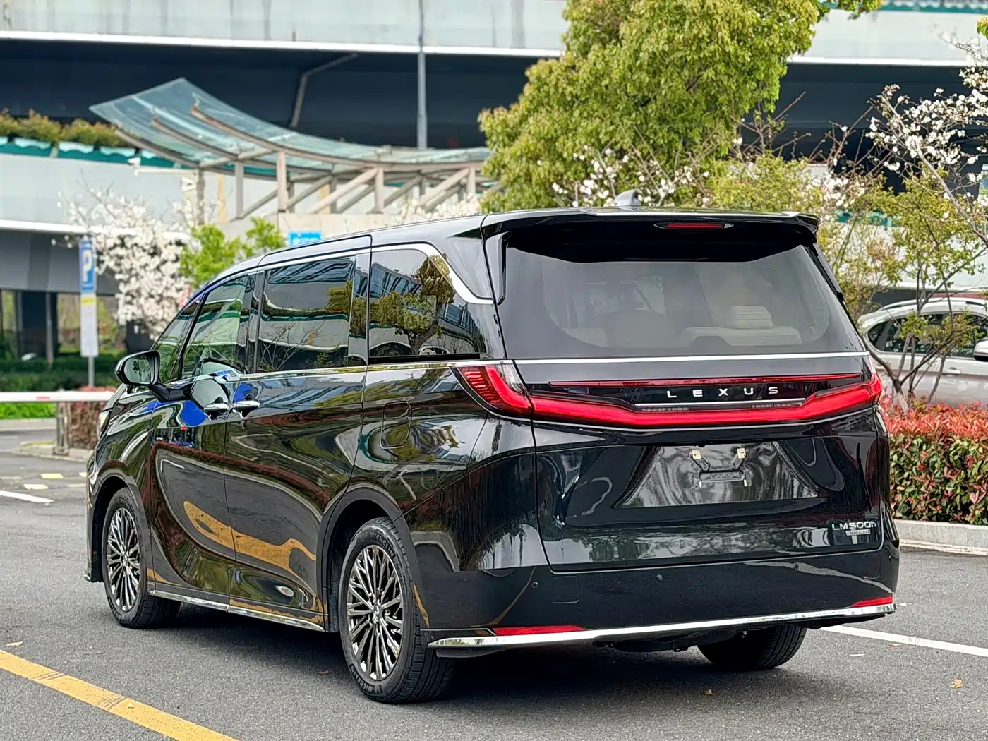Lexus LM 2023 500h 6-Seater Prestige Edition фото 5
