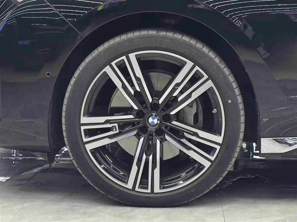 BMW 7 Series 2023 Facelift 740Li Exclusive M Sport Package фото 4