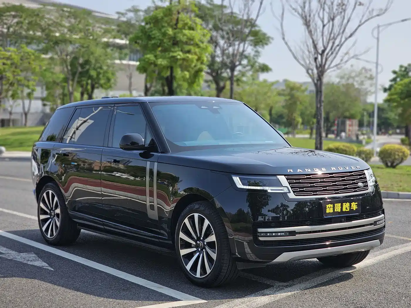 Land Rover Range Rover 2023 3.0 L6 400PS Golden Age 7-Seater Long Wheelbase фото 3
