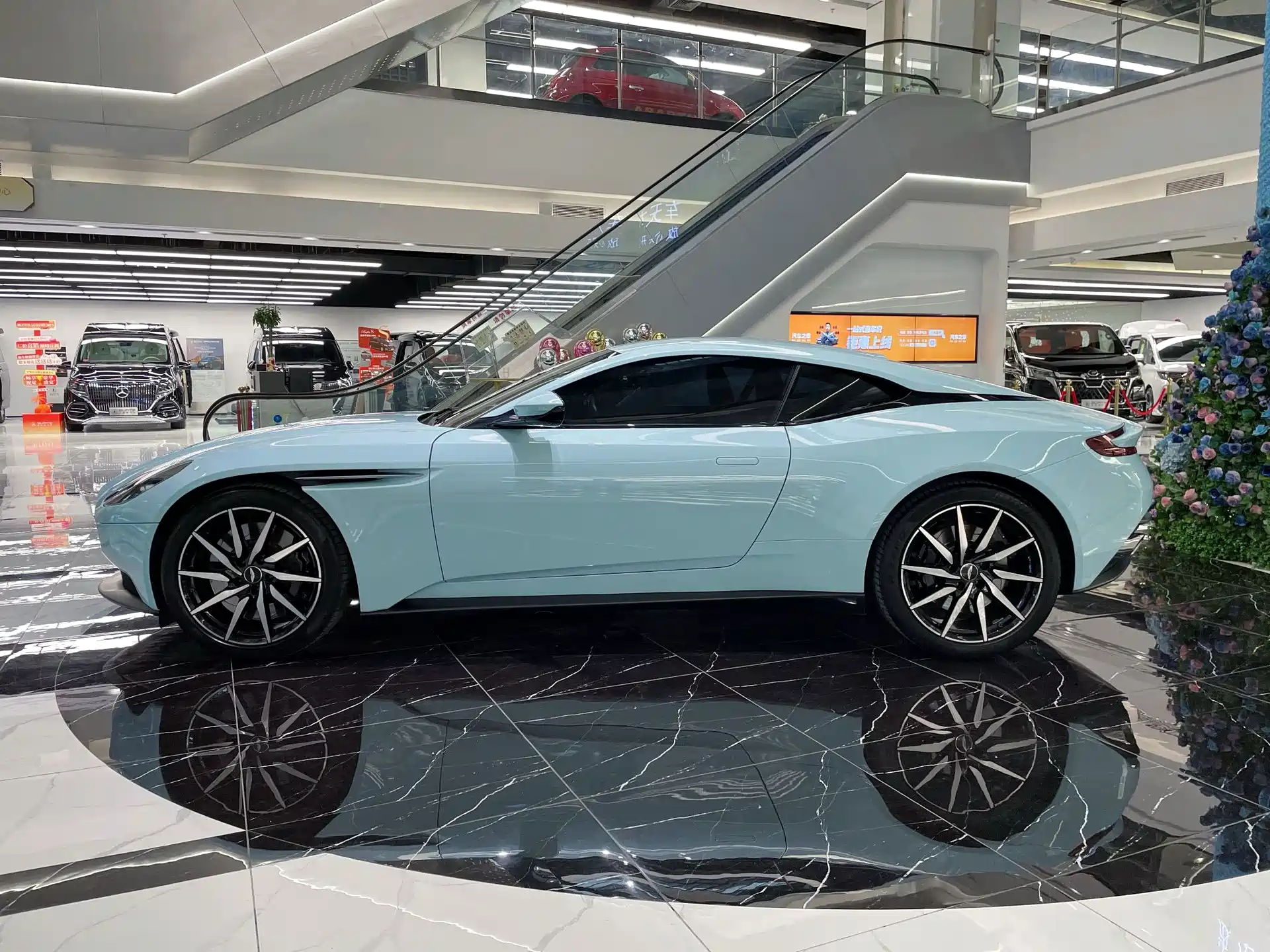 Фото 4 - Aston Martin DB11
