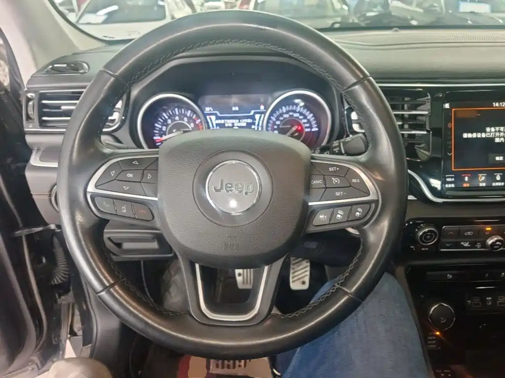 Photo 11 - Jeep Grand Commander