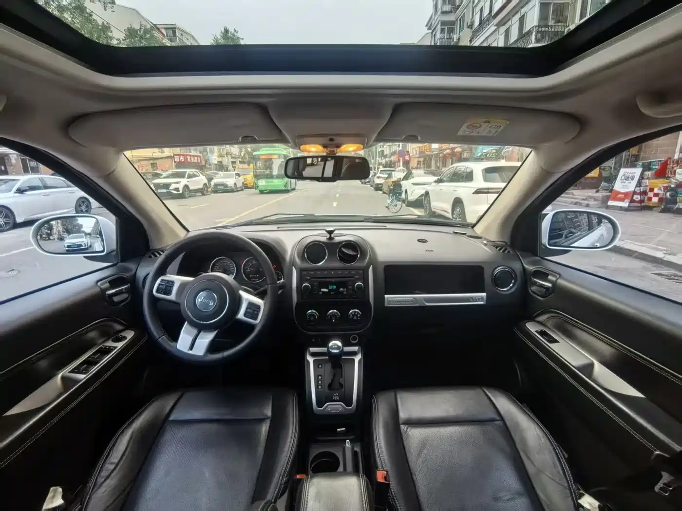 Photo 9 - Jeep Compass (Import)