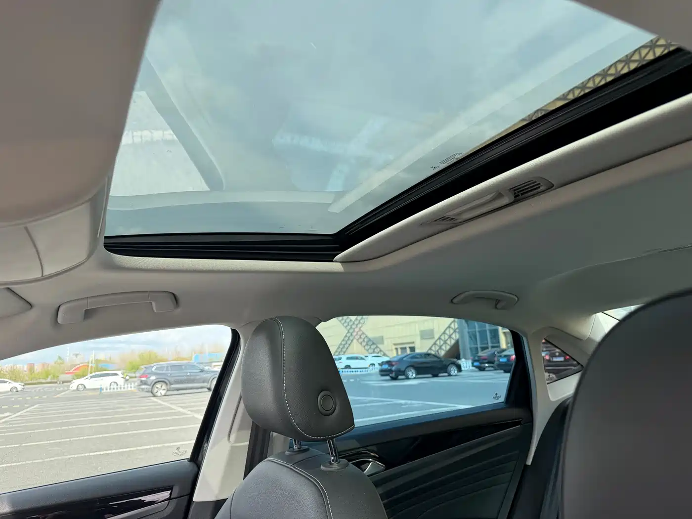 Volkswagen Passat 2022 280TSI Elite Edition фото 13