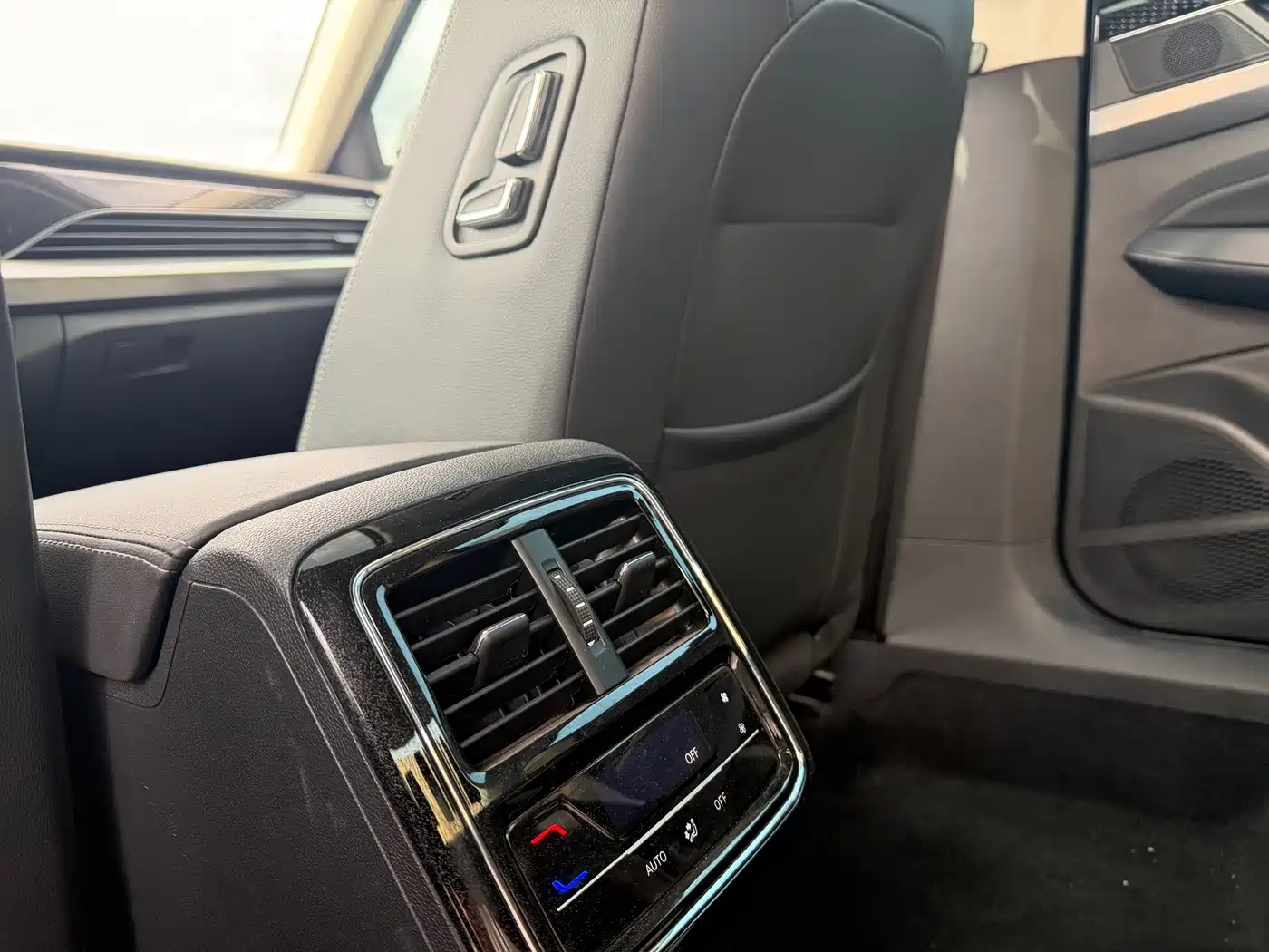 Volkswagen Passat 2022 280TSI Elite Edition фото 16