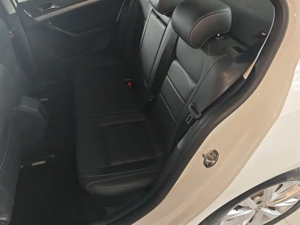 Volkswagen Lavida 2015 1.6L Automatic Comfort Edition фото 17