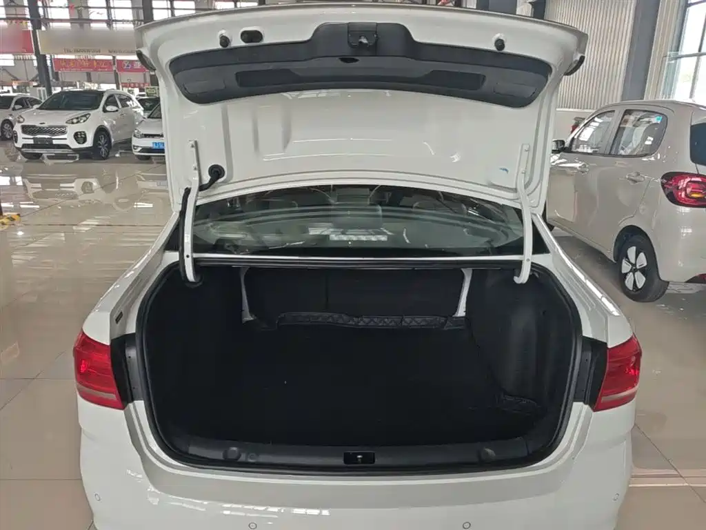 Volkswagen Lavida 2015 1.6L Automatic Comfort Edition фото 19