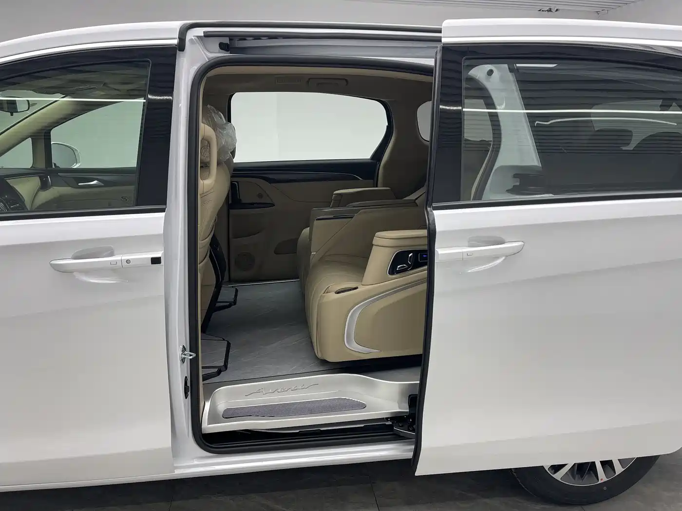 Buick GL8 2025 Land Business Class Comfort DG Edition фото 16