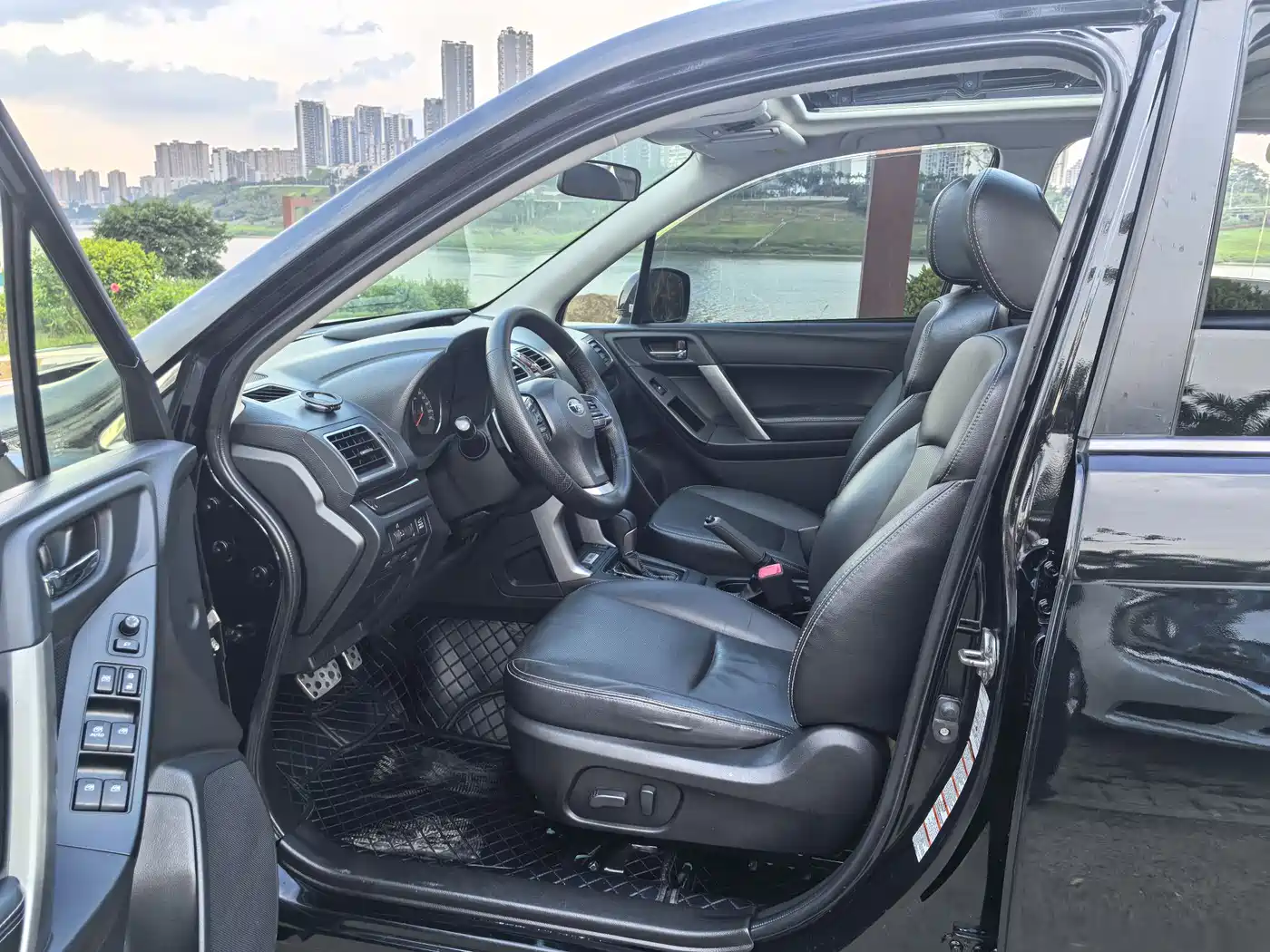 Subaru Forester 2015 2.5i Special Commemorative Edition фото 8