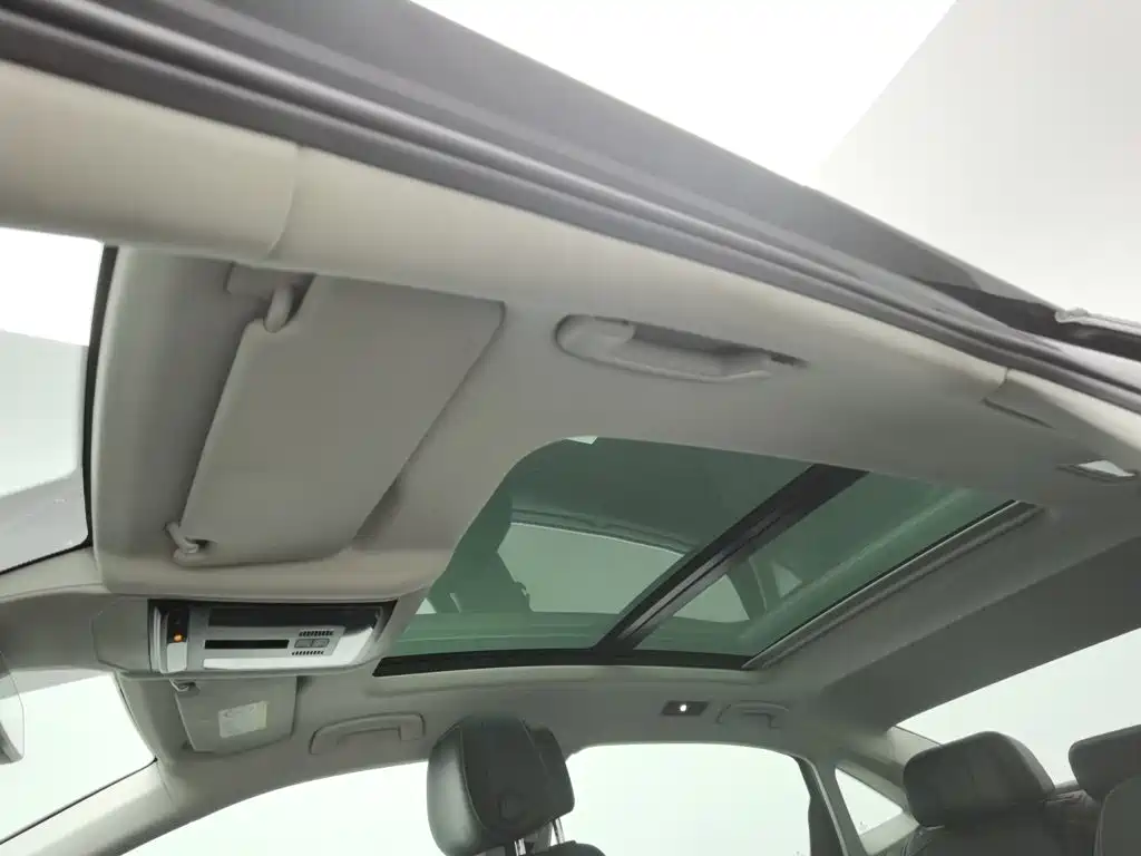 Photo 14 - Volkswagen Passat