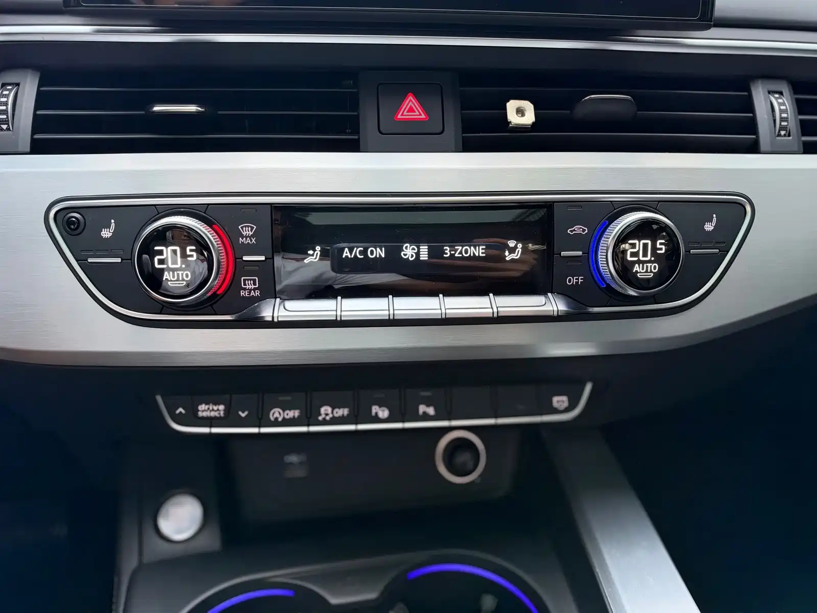 Photo 10 - Audi A4L