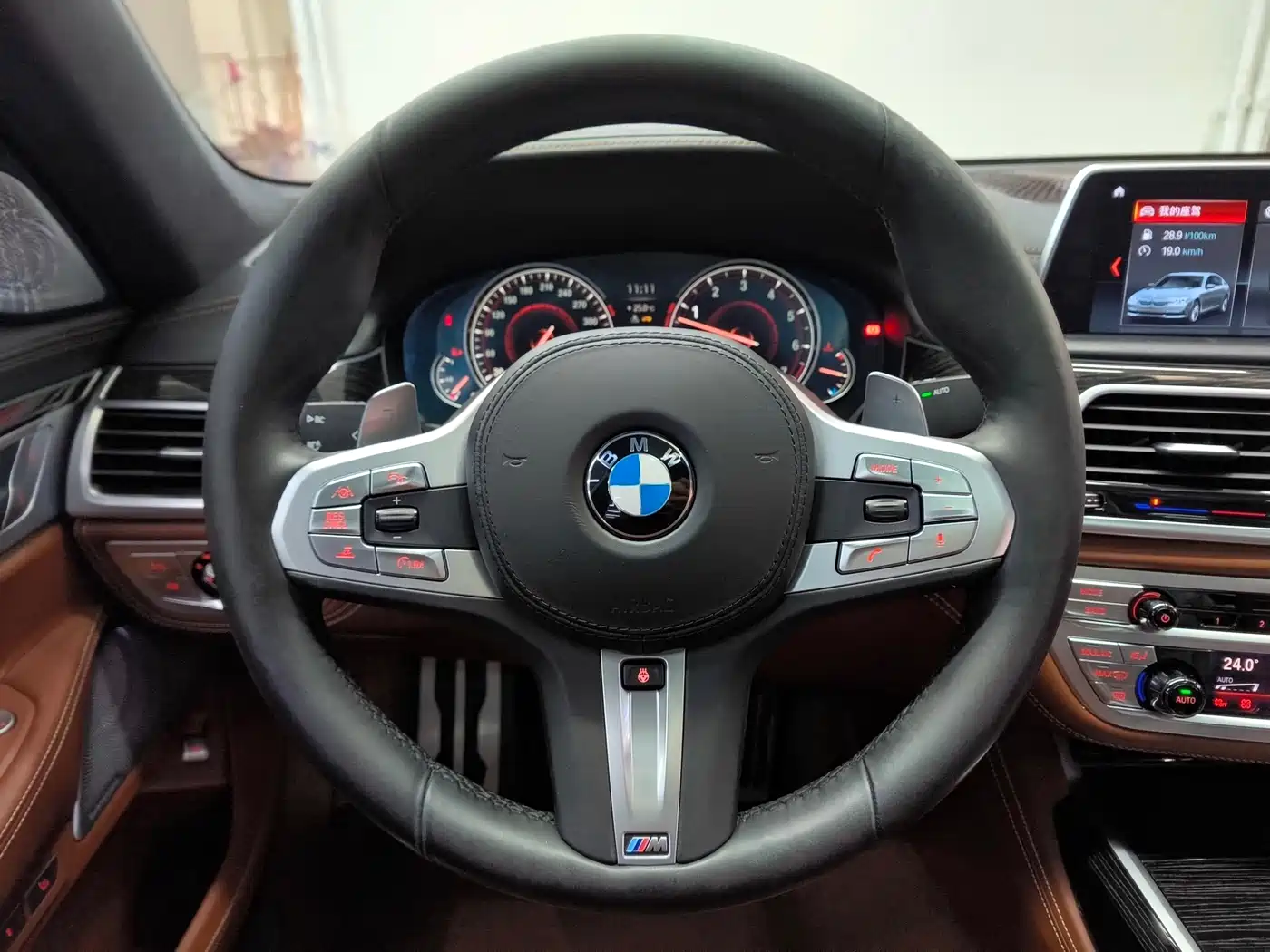 BMW 7 Series 2018 M760Li xDrive фото 8