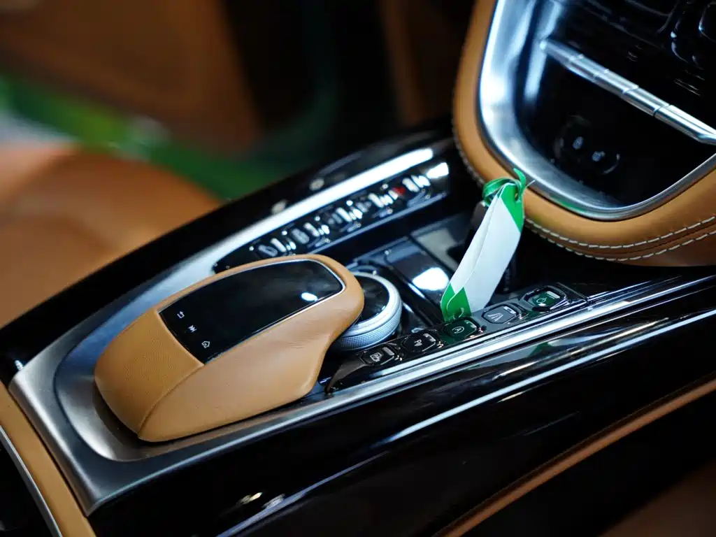 Photo 46 - Aston Martin DBX