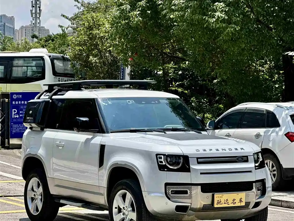 Land Rover Defender 2022 Model 90 2.0T P300 Tiger Ambition Edition фото 3